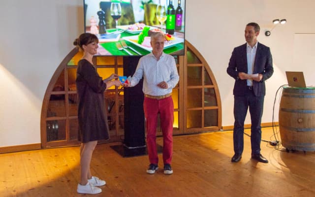 Walter Hagen übergibt die Auszeichnung «Gastronomie am Liechtenstein Weg» an Christine Ströhle, Gastgeberin Gastronomie, Fürstliche Domäne Vaduz