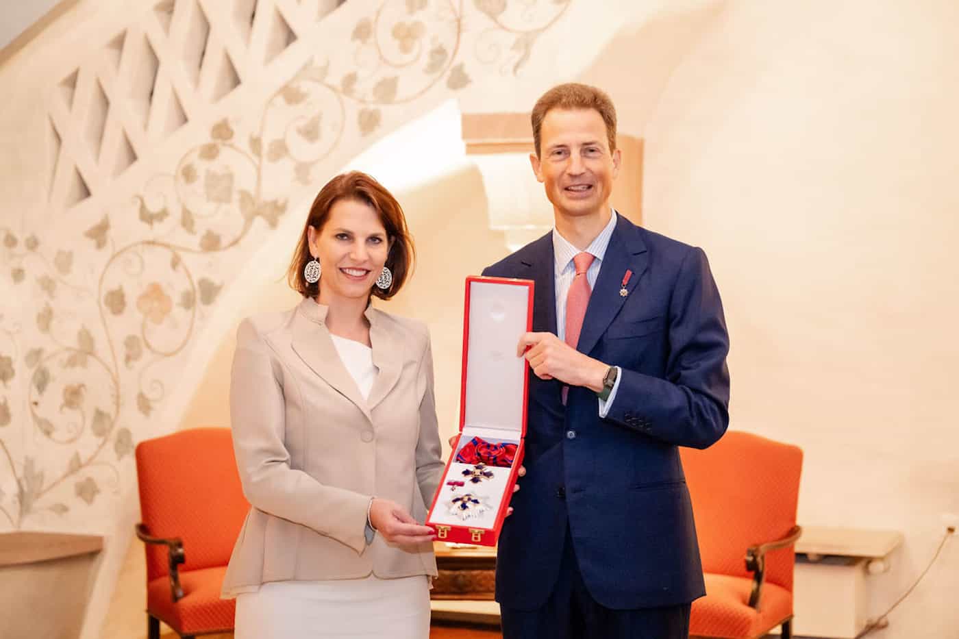 Ordensverleihung auf Schloss Vaduz: Bundesministerin Karoline Edtstadler und S.D. Erbprinz Alois von und zu Liechtenstein.