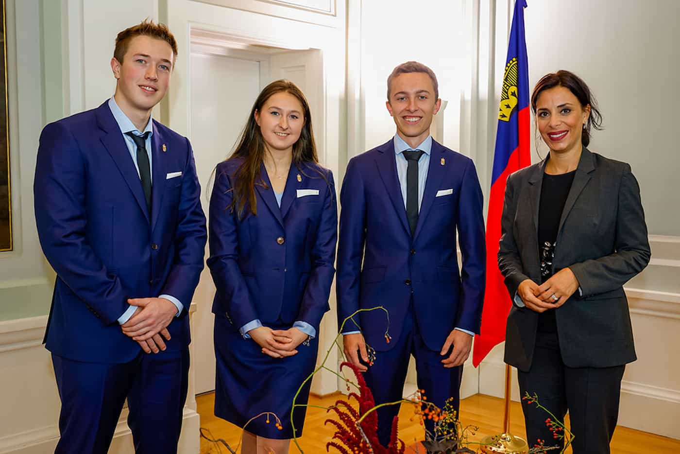 Die drei Kandidaten Stefan Zeiler, Veronika Schächle und Yannick Schädler mit Regierungsrätin Dominique Hasler, vertreten Liechtenstein an den WorldSkills 2022