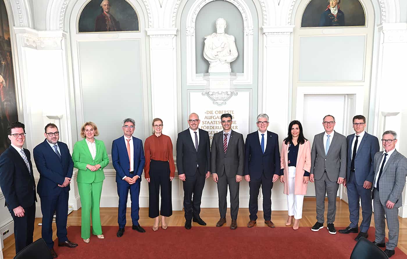 Die beiden Regierungsdelegationen beim Treffen im Regierungsgebäude