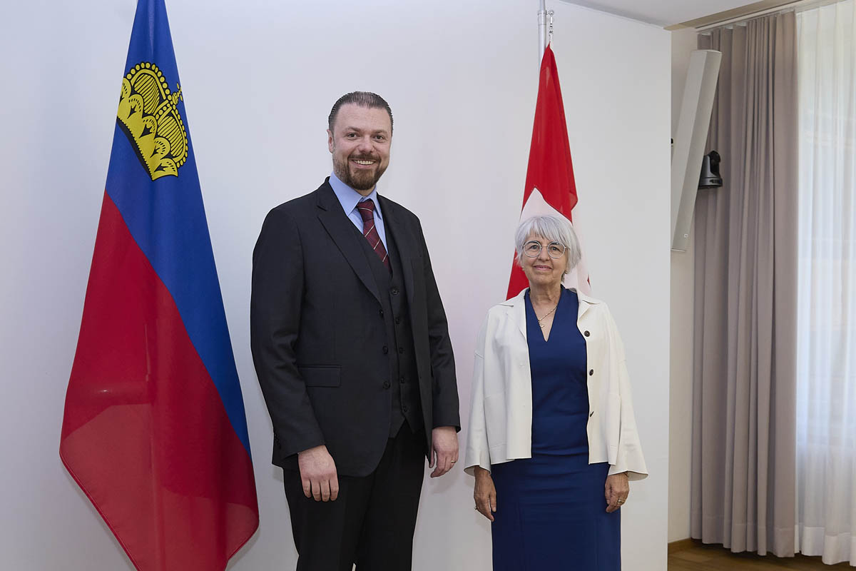 Freundschaftlicher Dialog zu Gesellschaftsthemen in Bern