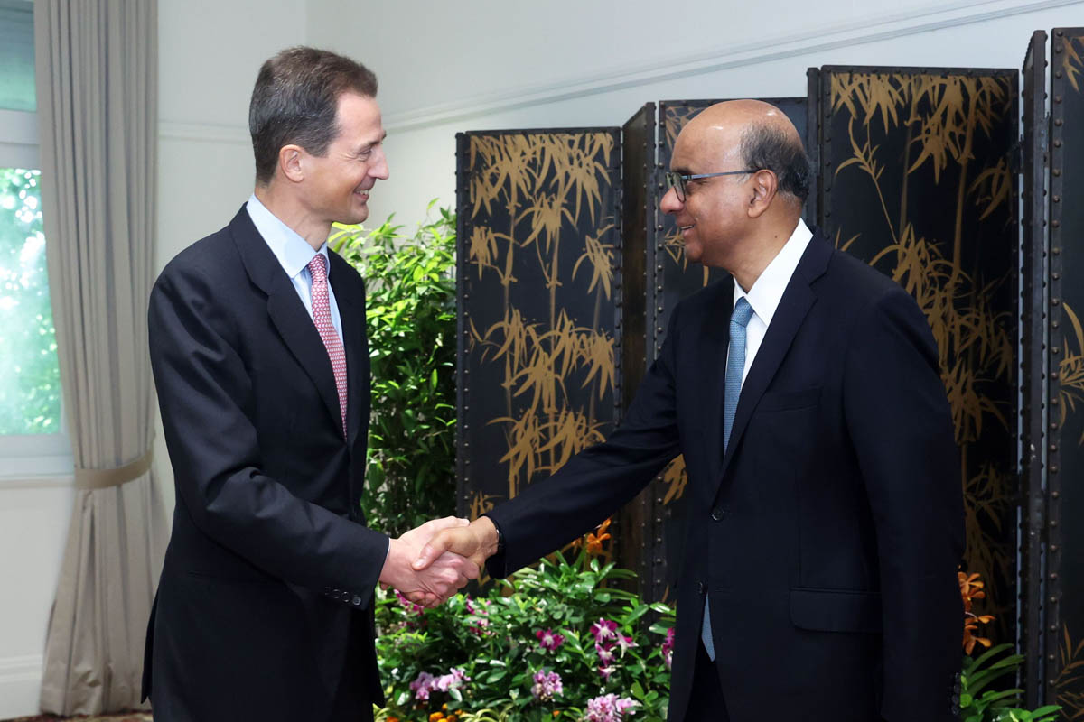 S.D. Erbprinz Alois von und zu Liechtenstein beim Treffen mit Singapurs Präsident Tharman Shanmugaratnam. (Copyright: Ministry of Digital Development and Information, Singapur)