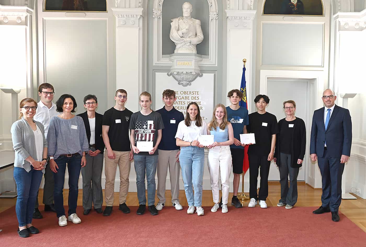 Die Preisträgerinnen und Preisträger des ersten Liechtensteiner Statistikwettbewerbs wurden von Regierungschef Daniel Risch persönlich beglückwünscht