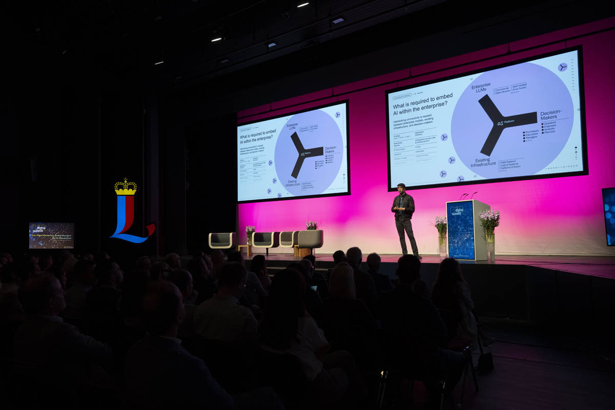 Keynote «Connecting AI to Decisions» Akshay Krishnaswamy, Chief Architect Palantir
