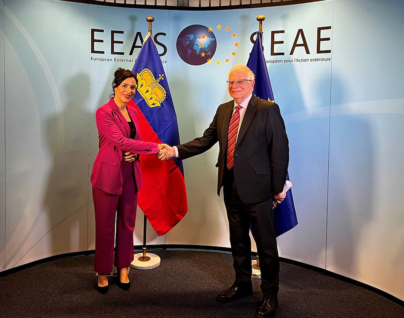 Aussenministerin Dominique Hasler wird von Josep Borrell, Hoher Vertreter der EU für Aussen- und Sicherheitspolitik zum bilateralen Treffen begrüsst