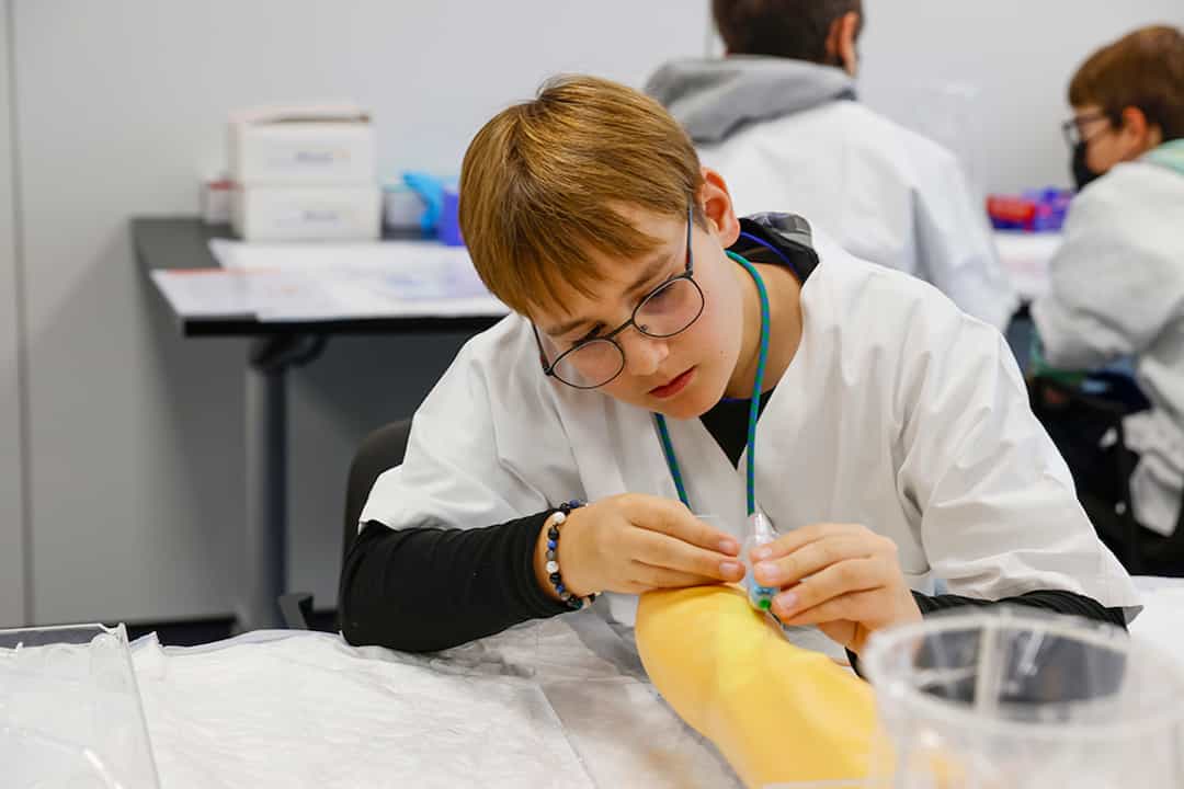 Der Weg einer Blutprobe im Labor. Im Spezialprogramm von Labor Dr. Risch erkunden Jungs die biomedizinische Analytik,  die derzeit mehrheitlich von Frauen ausgeübt wird.   (Foto: Nationaler Zukunftstag/Brigitte Risch 2021)