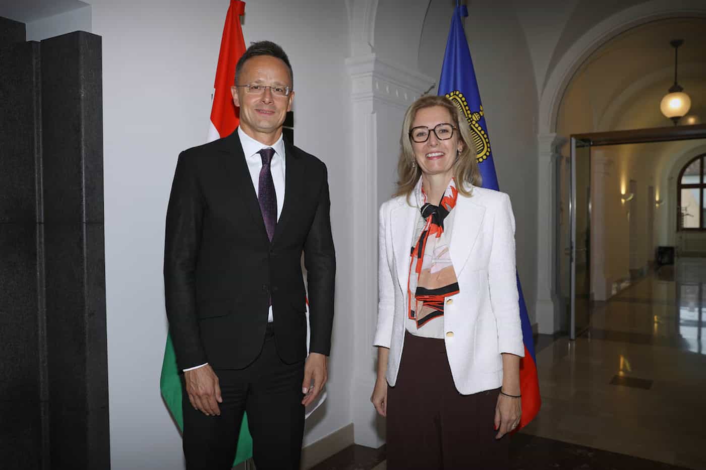 Der ungarische Minister für Auswärtiges und Aussenhandel Péter Szijjártó und Regierungschefin-Stellvertreterin Sabine Monauni bei der Begrüssung im Regierungsgebäude. (Quelle: IKR/Roland Korner)