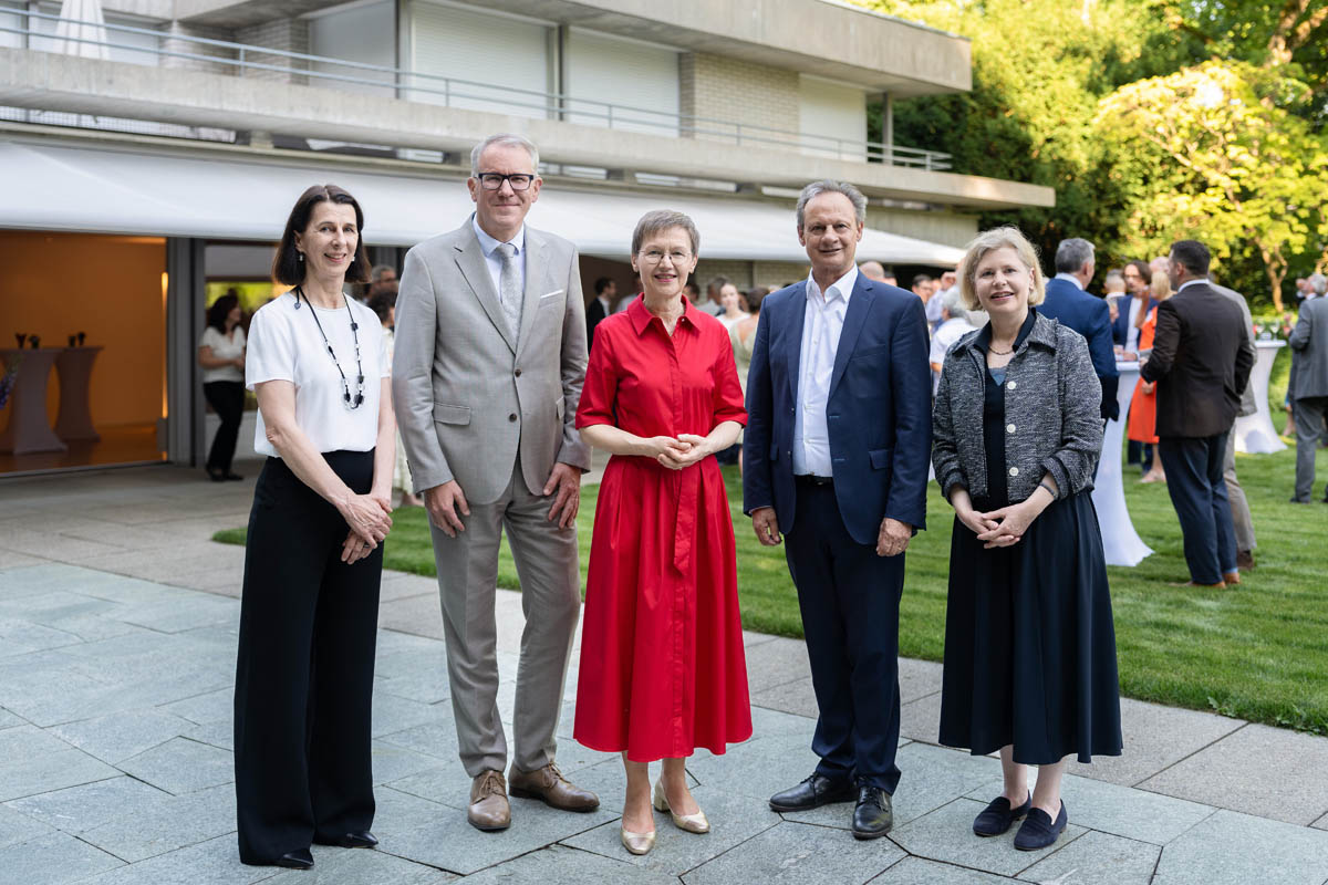 Botschafterin Doris Frick, Regierungsrat Daniel Oehry und Regierungschefin Brigitte Haas mit Ständeratspräsident Stefan Engler und Ständerätin Esther Friedli. (Quelle: IKR/Yannick Zurflüh)