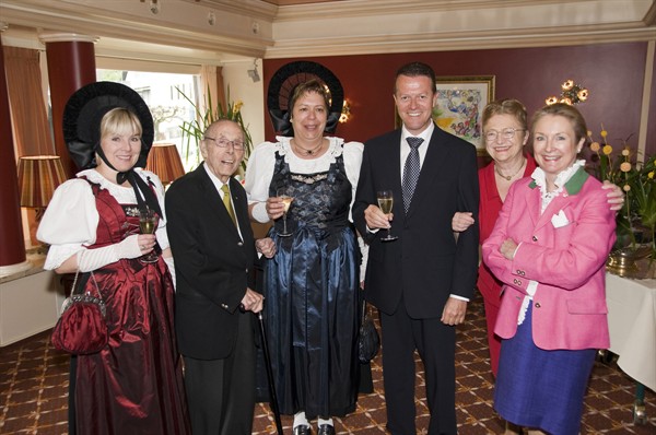 Madeleine Wolf, Felix Real, Carmen Hemmerle, Resi und Maria Real mit Bürgermeister Ewald Ospelt