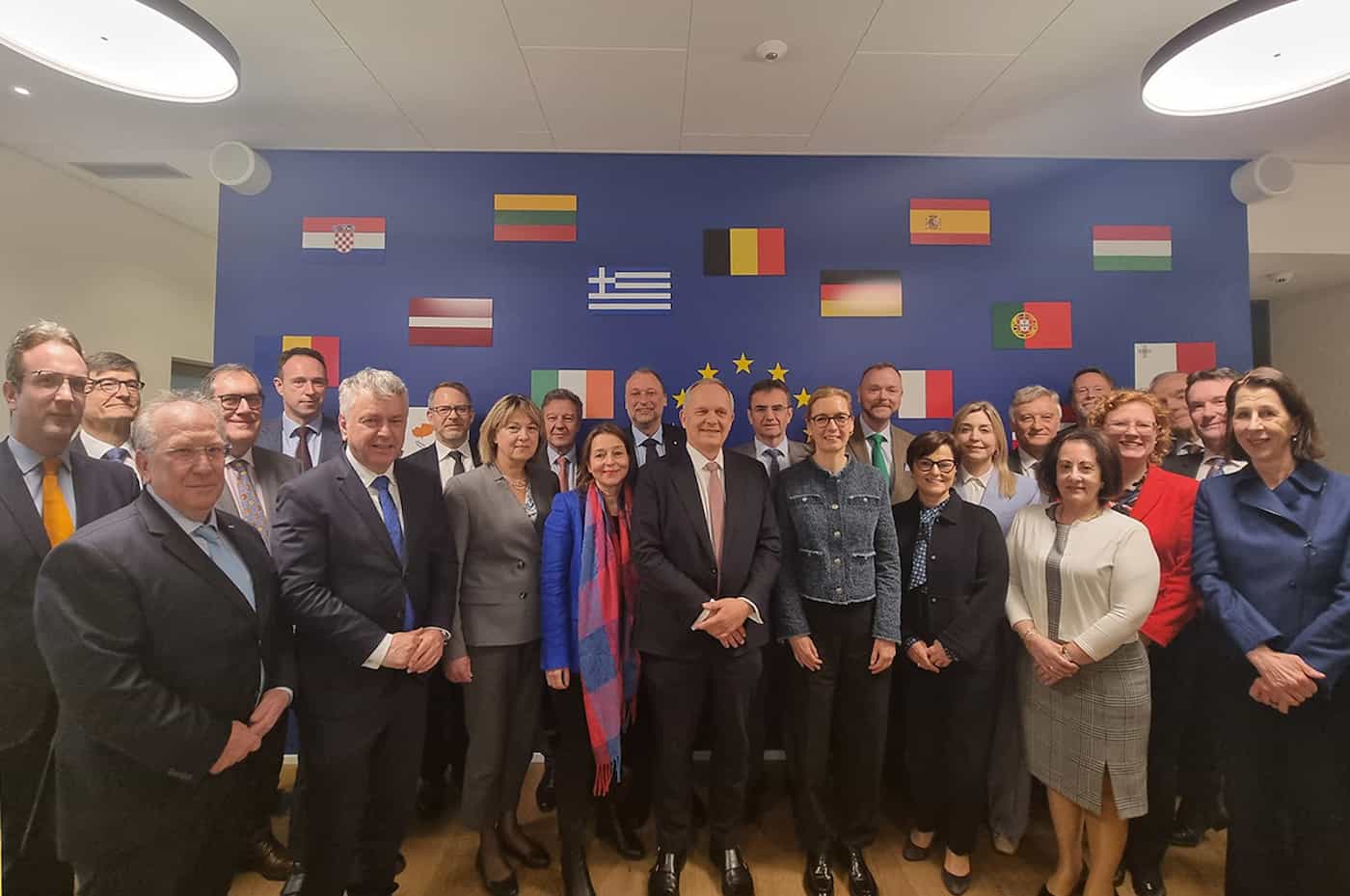 Gruppenfoto des «Head of Missions-Meeting» (HoMs) der EU-Botschafterinnen und -Botschafter in Bern. (Quelle: Ministerium für Äusseres, Umwelt und Kultur)