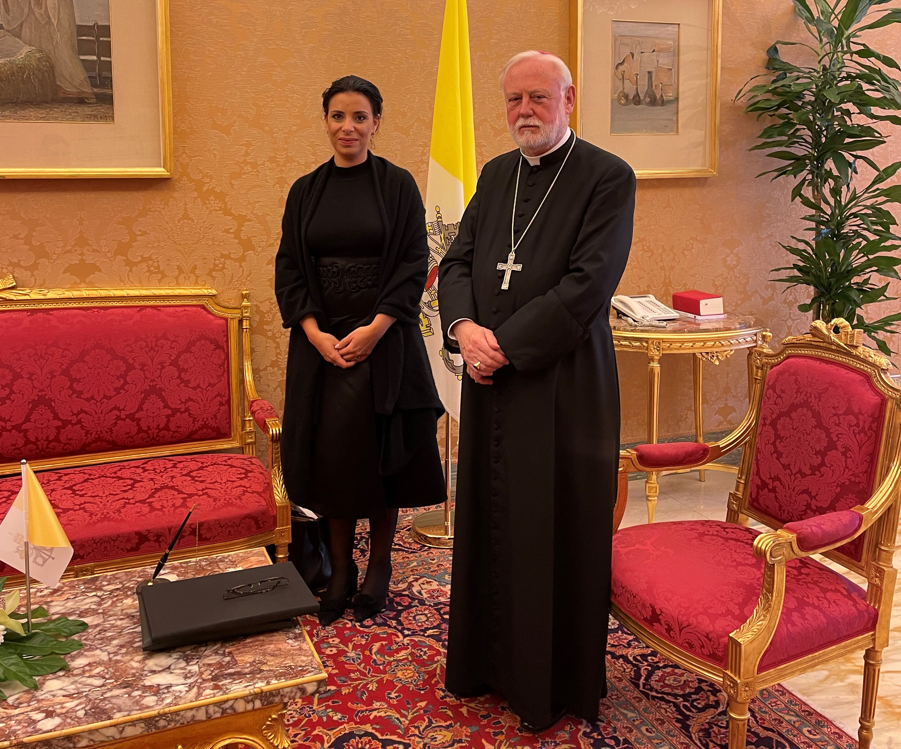 Regierungsrätin Dominique Hasler im Gespräch mit Erzbischof Paul Richard Gallagher, Sekretär für die Beziehungen mit den Staaten im Vatikanischen Staatssekretariat