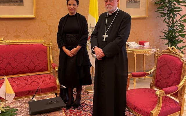 Regierungsrätin Dominique Hasler im Gespräch mit Erzbischof Paul Richard Gallagher, Sekretär für die Beziehungen mit den Staaten im Vatikanischen Staatssekretariat