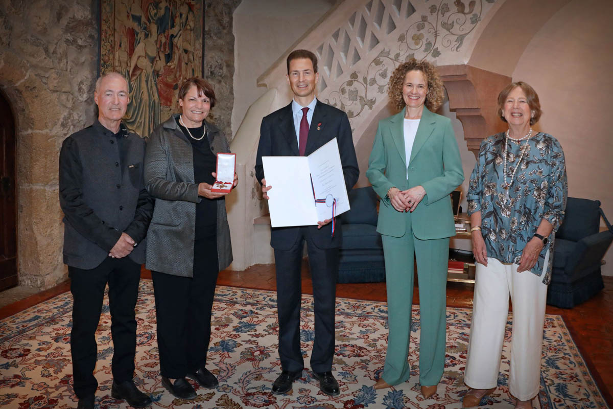 Ordensverleihung auf Schloss Vaduz: Hardy Marxer, Brigitte Marxer, S.D. Erbprinz Alois von und zu Liechtenstein, I.K.H. Erbprinzessin Sophie von und zu Liechtenstein und I.D. Prinzessin Nora von und zu Liechtenstein.