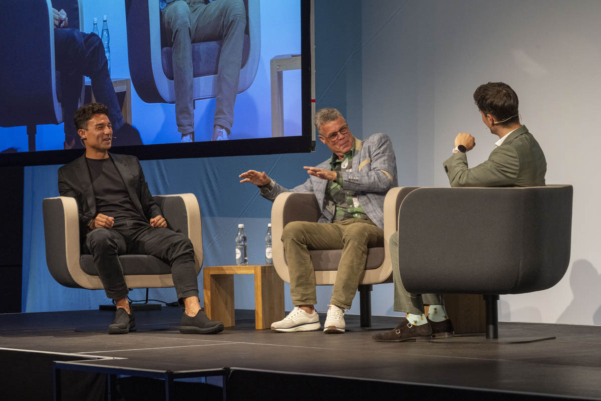 (v.l.) Karl Müller junior, Mitinhaber Kybun Joya Gruppe, Karl Müller senior, Gründer MBT & Kybun, Moderator Tobias Müller 