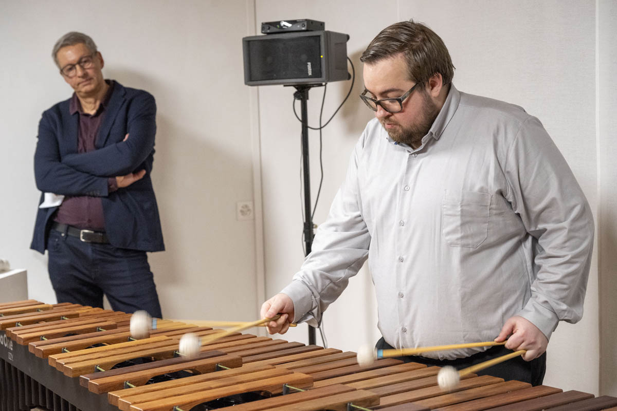 Musikalisch untermalt wurde die Vernissage von Philipp Roman, der seine Marimba zum Klingen brachte.