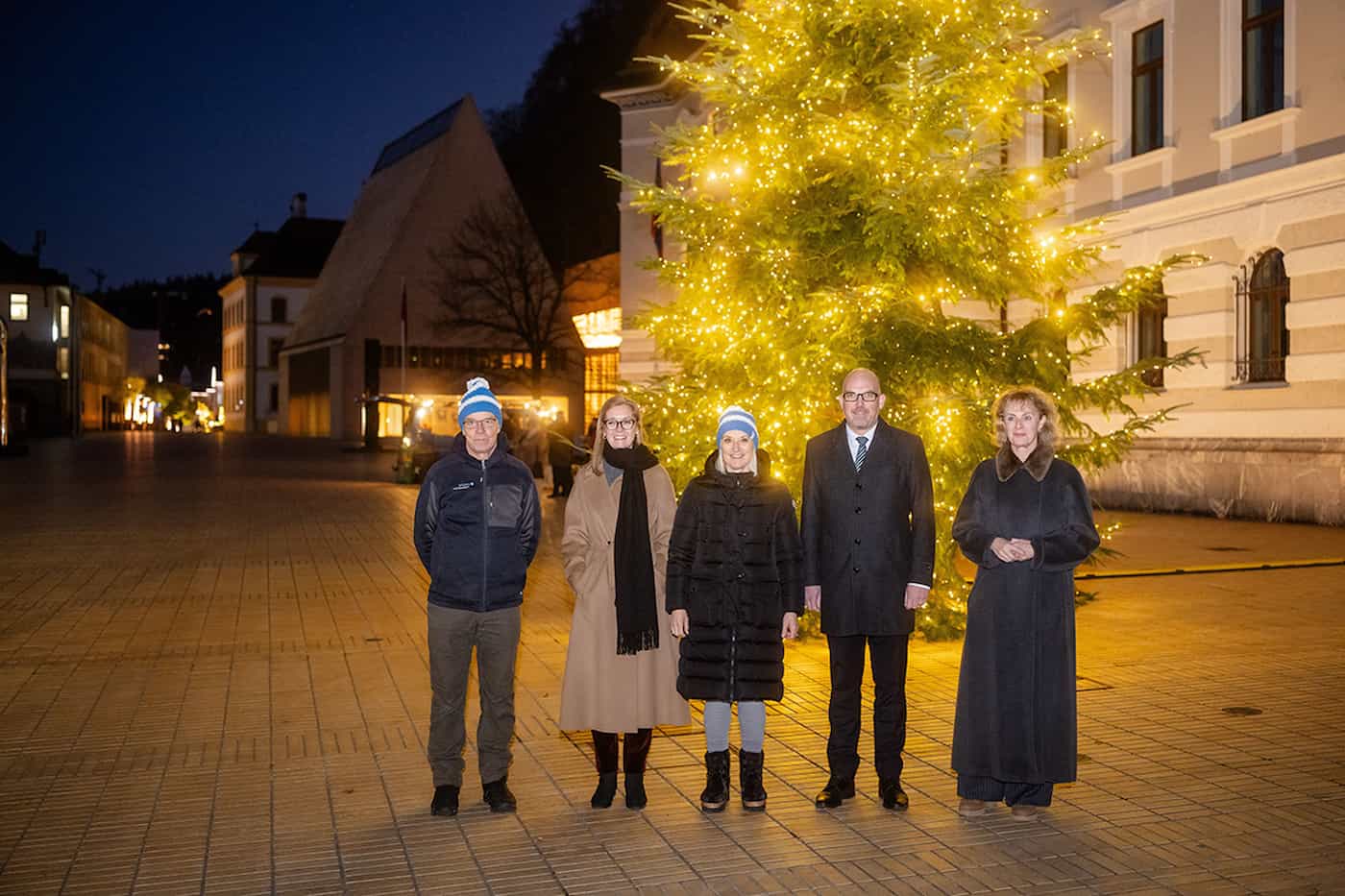 (v.l.) Martin Tschol, Gemeindeförster Triesen, Regierungschef-Stellvertreterin Sabine Monauni, Daniela Erne-Beck, Vorsteherin der Gemeinde Triesen, Regierungschef Daniel Risch und Regierungsrätin Graziella Marok-Wachter bei der Übergabe des Weihnachtsbaums.