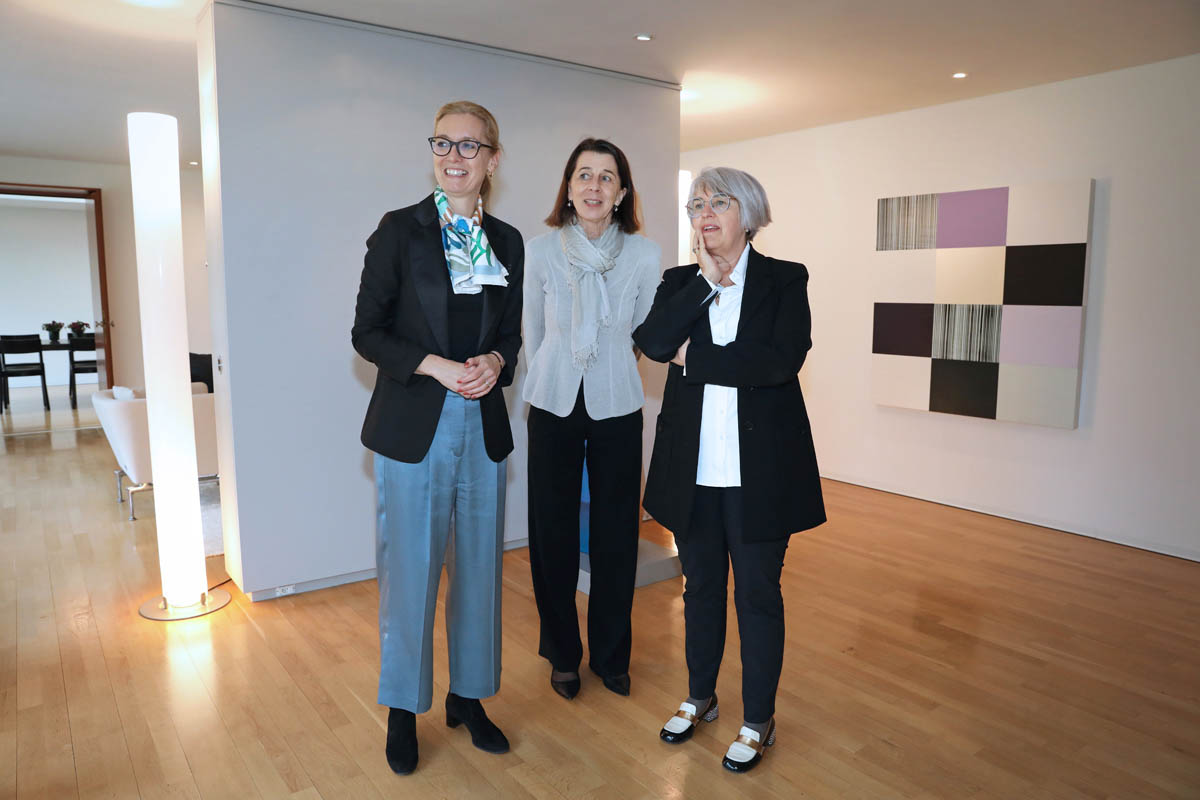 Regierungschefin-Stellvertreterin Sabine Monauni, die liechtensteinische Botschafterin in Bern Doris Frick und Bundesrätin Elisabeth Baume-Schneider, Vorsteherin des Eidgenössischen Departements für Inneres (EDI) beim Besuch an der Liechtensteinischen Botschaft in Bern. Foto: IKR / Roland Korner