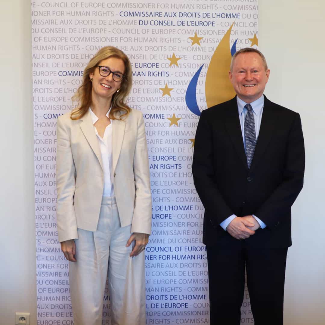 Regierungschefin-Stellvertreterin Sabine Monauni und Menschenrechtskommissar Michael O'Flaherty. (Quelle: Europarat)