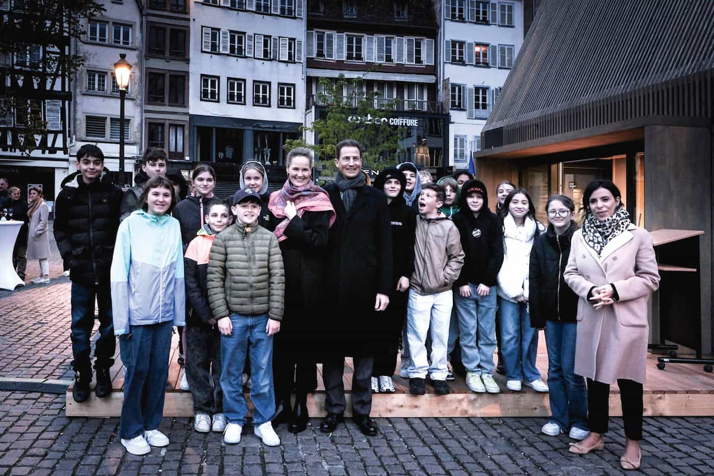 Die Gewinnerschulklasse beim House of Liechtenstein - mit S.D. Erbprinz Alois und I.K.H. Erbprinzessin Sophie von und zu Liechtenstein und Regierungsrätin Dominique Hasler. (Quelle: Klara Beck) 