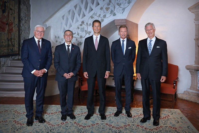  S.D. Erbprinz Alois von und zu Liechtenstein empfing die deutschsprachigen Staatsoberhäupter auf Schloss Vaduz wo sie sich in das Gästebuch eintrugen