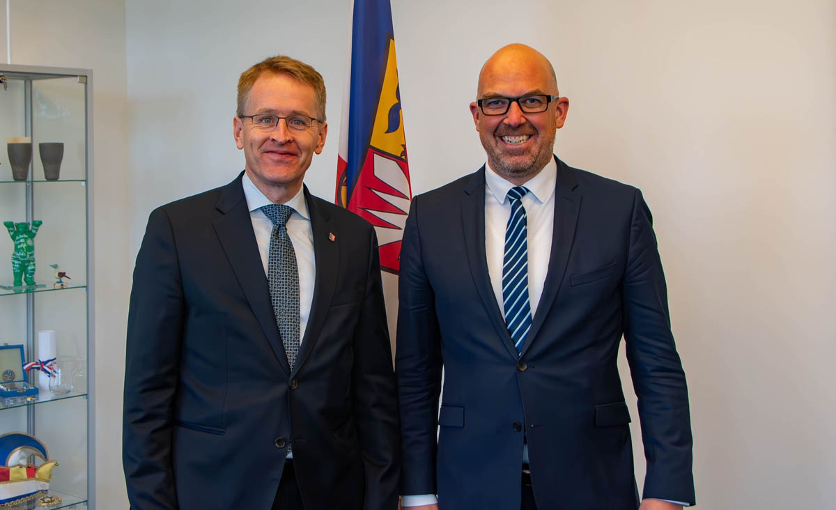 Daniel Günther, Ministerpräsident von Schleswig-Holstein, begrüsst Regierungschef Daniel Risch in Kiel. (Quelle: Staatskanzlei Schleswig-Holstein)