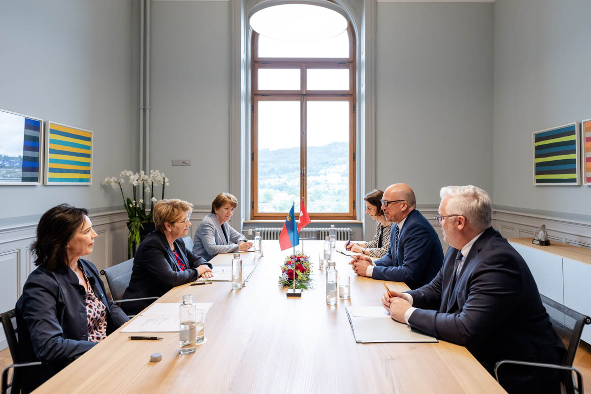 Arbeitsgespräch der beiden Delegationen: Botschafterin Pälvi Pulli, Bundespräsidentin Viola Amherd und Brigitte Hauser-Süess (Persönliche Mitarbeiterin von Bundespräsidentin Amherd) und auf der FL-Seite - Botschafterin Doris Frick, Regierungschef Daniel Risch und Simon Biedermann, Generalsekretär Ministerium für Präsidiales und Finanzen.