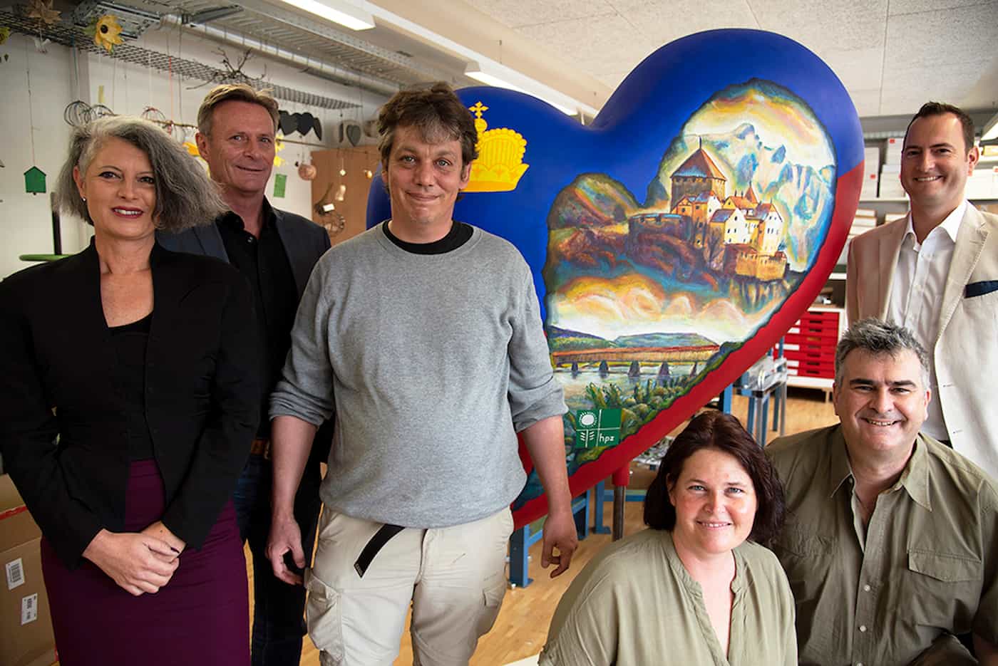 Kooperation mit viel Herz. Die Beteiligten der KYBERNA AG und der HPZ von links nach rechts: Jacqueline Frei (Leiterin Marketing & Vertrieb KYBERNA AG), Christian Hausmann (Vorsitzender der Geschäftsleitung HPZ), André Oehri (Künstler HPZ), Ines Sturzenegger (Leiterin Atelier HPZ), Thomas Moser (Künstler HPZ), Marco Bless (Vorsitzender der Geschäftsleitung KYBERNA AG).