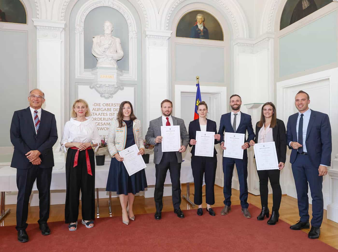 Hilmar Hoch, Vorsitzender Prüfungskommission Rechtsanwälte, Regierungsrätin Graziella Marok-Wachter, die Absolventinnen und Absolventen: Franziska Dobler, Edgar Seipelt, Regina Frick, Valentin Flatz und Victoria Prantl sowie Manuel Walser, Vizepräsident der Rechtsanwaltskammer Liechtenstein.