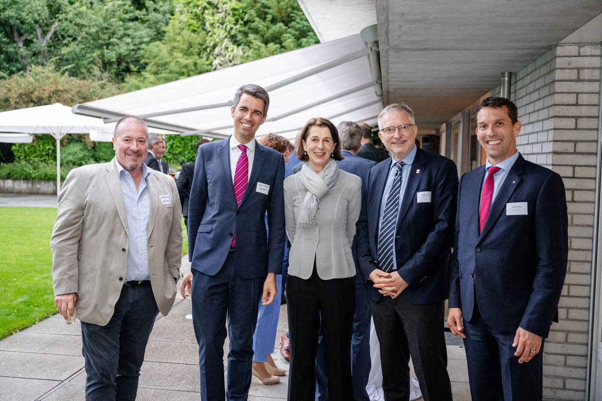 Liechtenstein-Empfang in der Botschaft Bern: Nationalrat Walter Gartmann, Cedrick Stucky (persönlicher Mitarbeiter von Bundesrat Cassis), Botschafterin Doris Frick, Markus Seiler (EDA-Generalsekretär) und Nationalrat Michael Götte.
