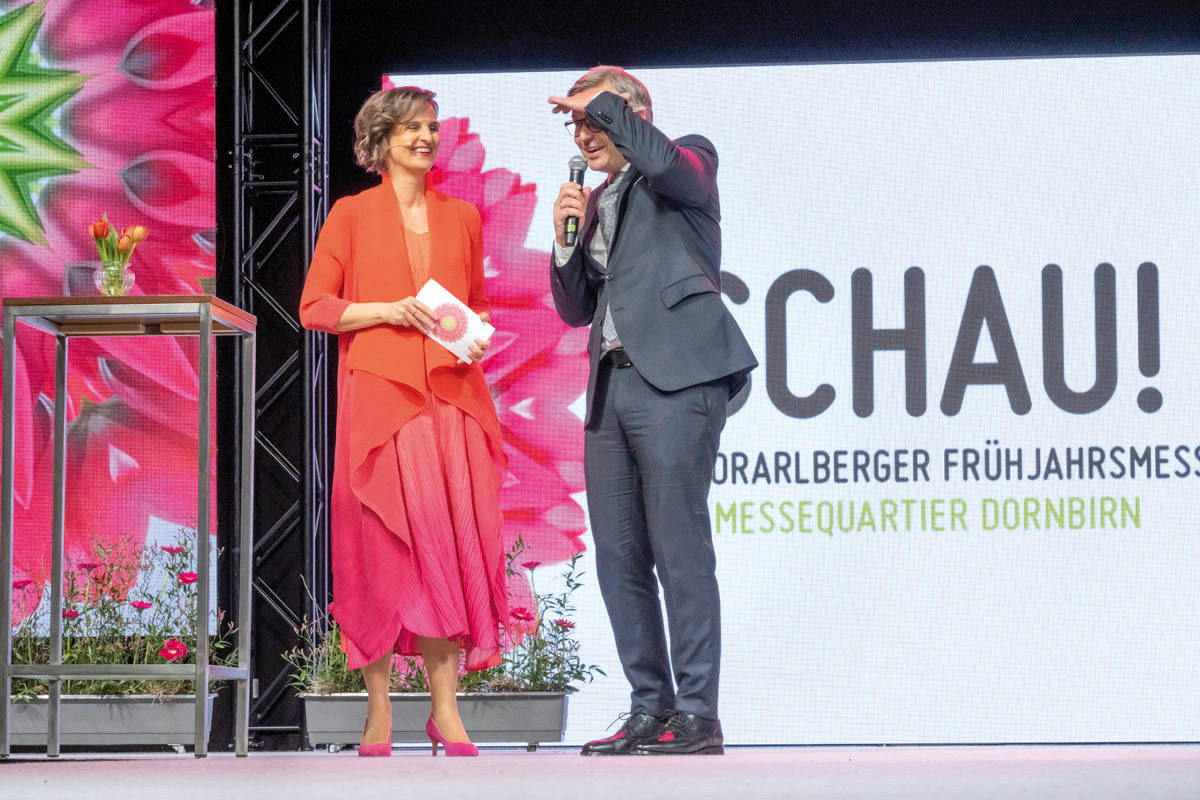  Moderatorin Martina Ess und Magnus Brunner, Bundesminister für Finanzen