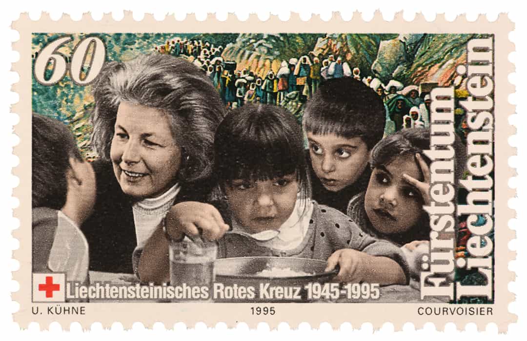 «Fürstin Marie mit bosnischen Flüchtlingskindern im LRK-Kinderheim, Schaan». 50 Jahre Liechtensteinisches Rotes Kreuz. Ursula Kühne 1995. © Liechtensteinisches LandesMuseum