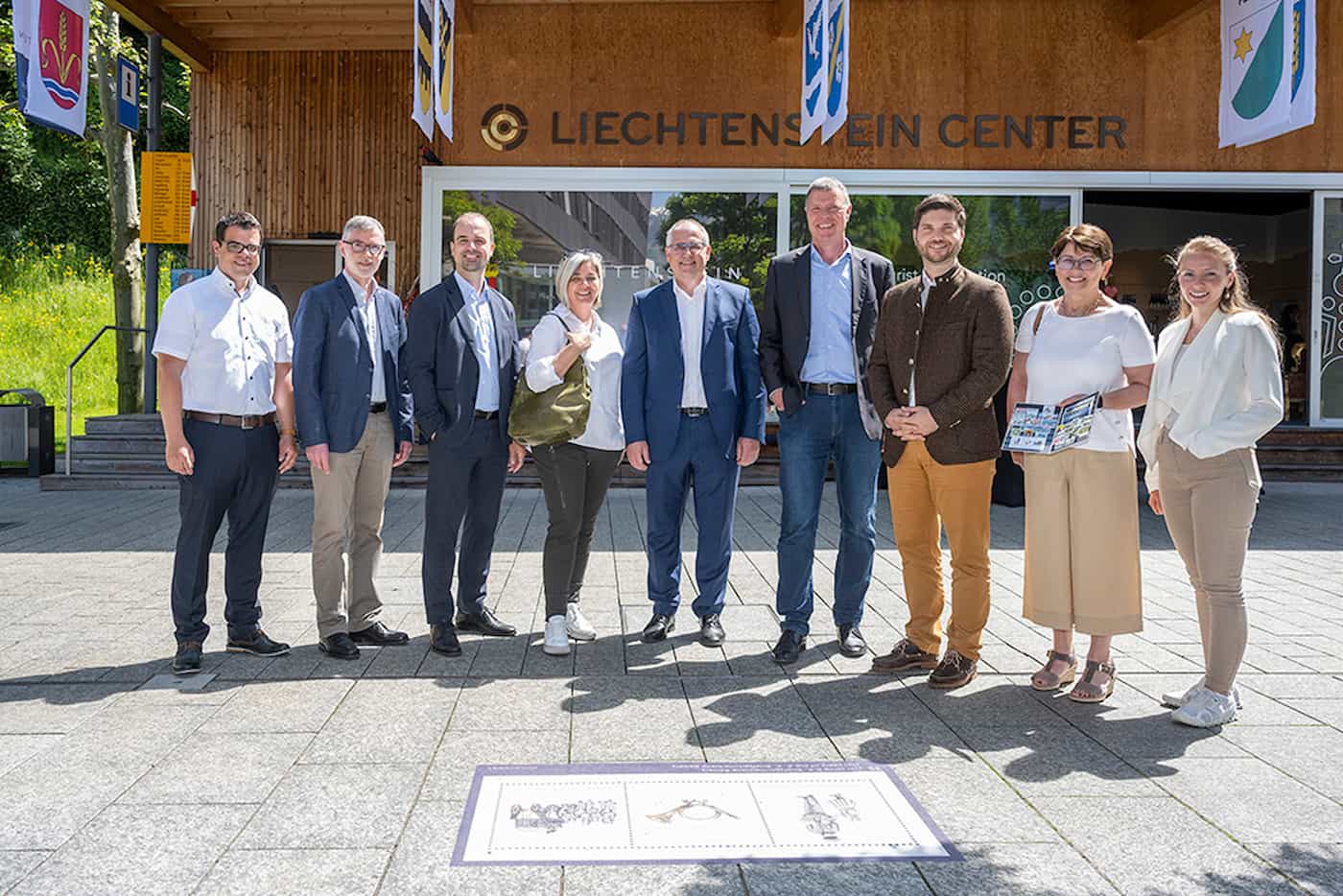 Fotos: © Michael Zanghellini / Gruppenbild (v.l.n.r.) Christian Öhri (Gemeinde Ruggell), Hansjörg Büchel (Vorsteher Balzers), Mathias Ulrich (Geschäftsführer Liechtenstein Marketing), Christine Böhmwalder (Leiterin Philatelie), Manfred Bischof (Bürgermeister Vaduz), Freddy Kaiser (Vorsteher Mauren), Johannes Hasler (Vorsteher Gamprin-Bendern), Renate Bachmann (Liechtenstein Marketing), Aylin Erdogan (Erlebe Vaduz)
