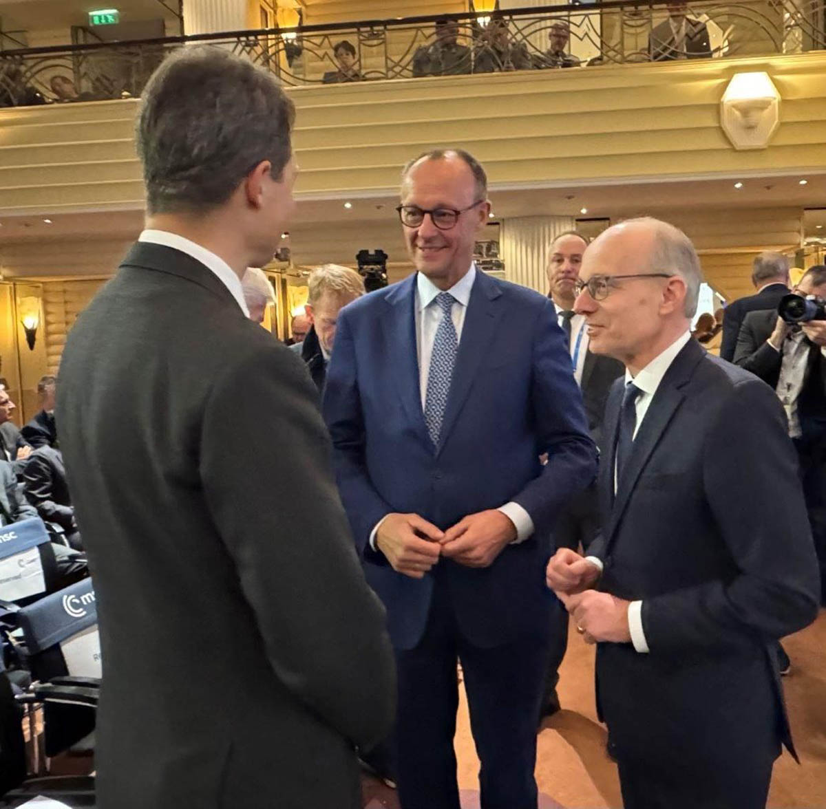 S.D. Erbprinz Alois von und zu Liechtenstein im Gespräch mit Kanzlerkandidat Friedrich Merz und dem Premierminister von Luxemburg, Luc Frieden.