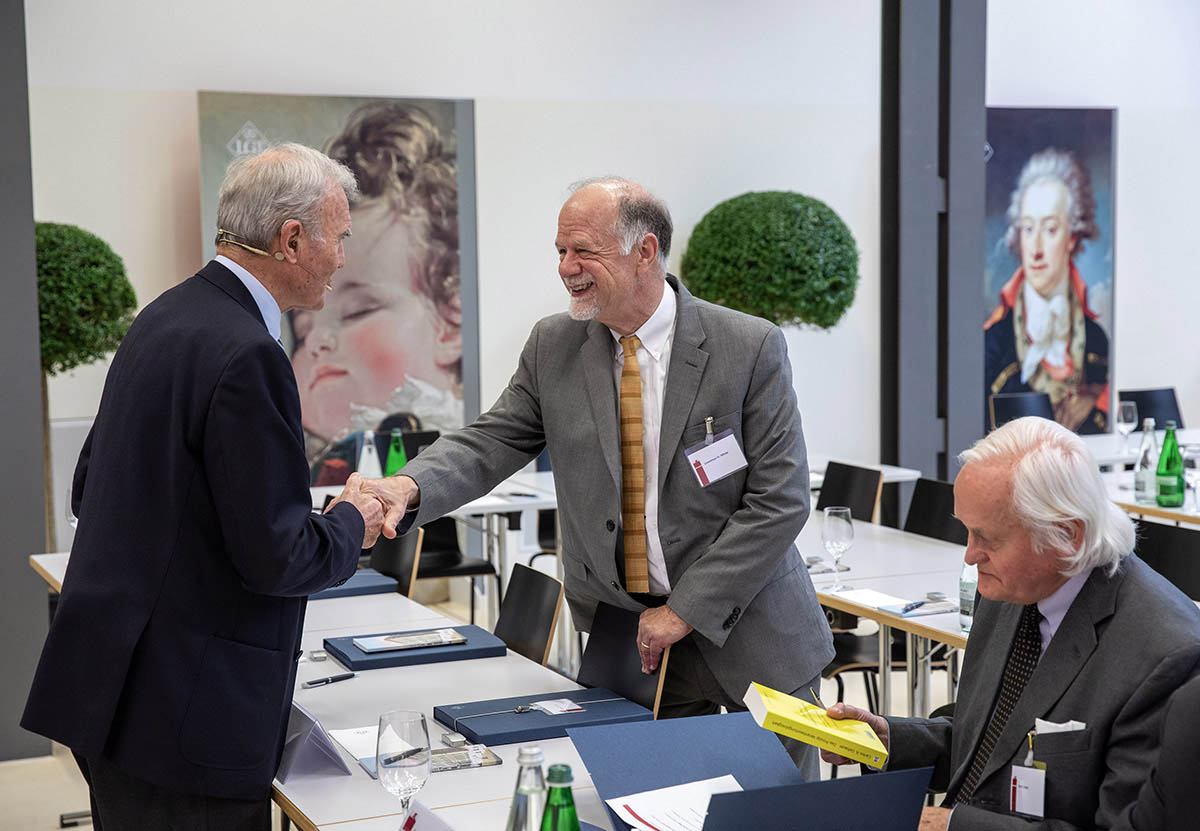 v.l.n.r. Referenten Otmar Issing und Lawrence White sowie Academic Director des ECAEF Kurt Leube