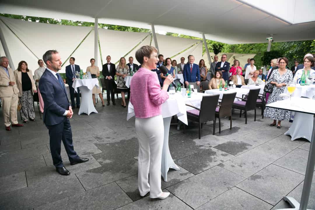Regierungschefin Brigitte Haas nahm am Sommerempfang der Österreichisch-Liechtensteinischen Gesellschaft statt, der am 15. Juli in Bregenz stattfand. (Quelle: Dietmar Mathis)