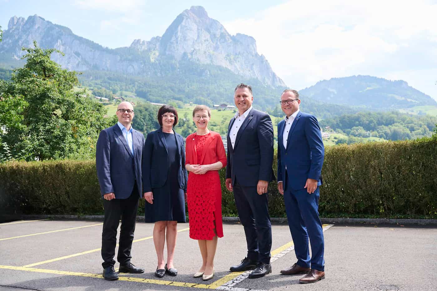 (v.l.) Kantonsratspräsident Mathias Bachmann, Gemeindepräsidentin Andrea Schelbert, Regierungschefin Brigitte Haas, Landammann Sandro Patierno und Regierungsrat Damian Meier. (Quelle: IKR/Michael Zanghellini)