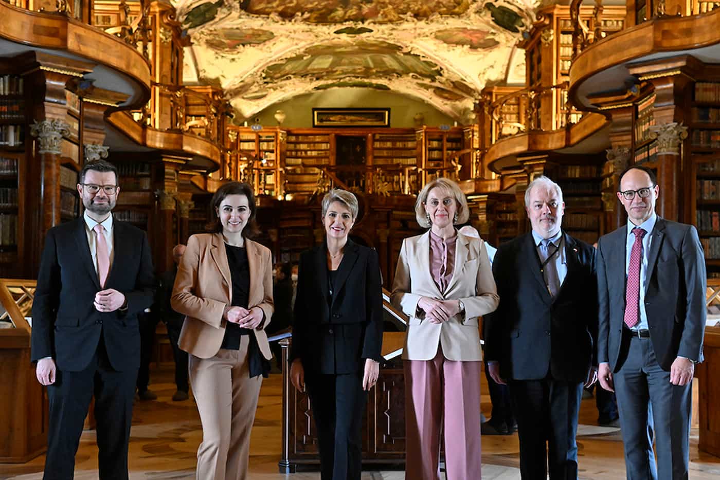 Die Justizministerinnen und Justizminister aus Deutschland, Österreich, der Schweiz und Liechtenstein: Marco Buschmann, Alma Zadić, Karin Keller-Sutter und Graziella Marok-Wachter mit Jean-Claude Meyer, dem Botschafter Luxemburgs und Marc Mächler, Regierungspräsident Kanton St. Gallen (Quelle: Keystone/Gian Ehrenzeller)