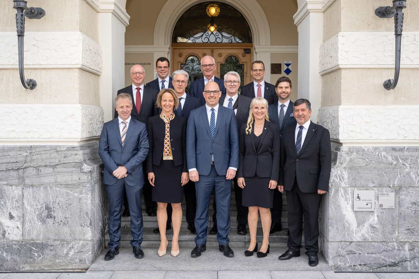 Regierungschef Daniel Risch mit der Bürgermeisterin, Vorsteherin und Vorsteher beim Gruppenfoto vor dem Regierungsgebäude.