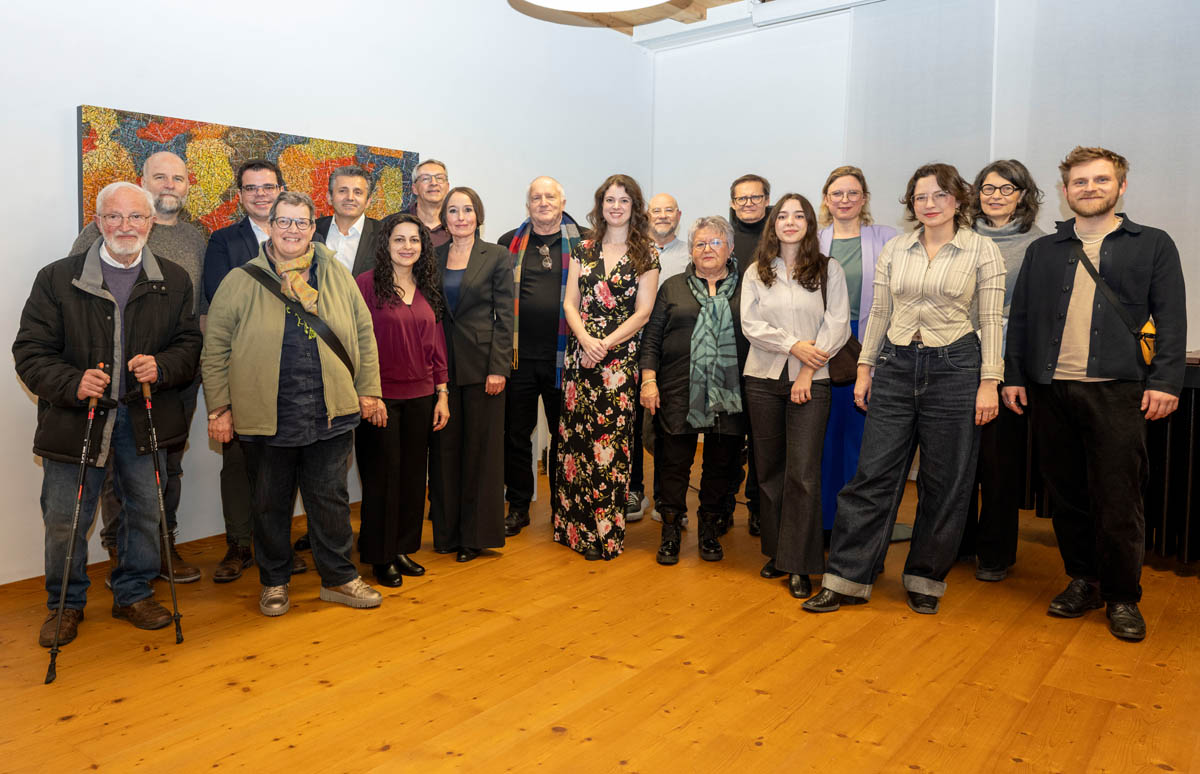 Die an der Vernissage anwesenden Künstlerinnen, Künstler und Verantwortlichen