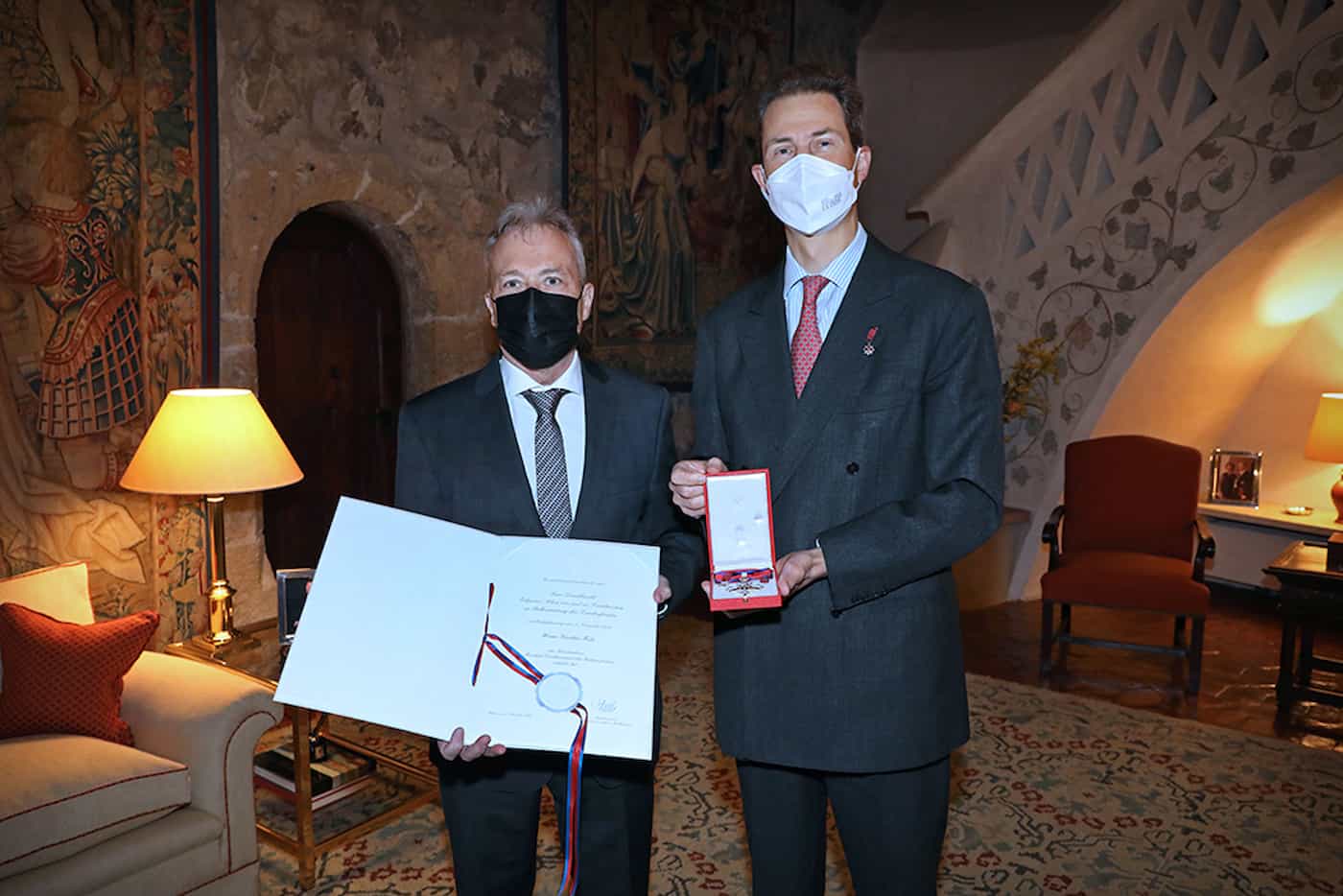 Günther Fritz erhält von S.D. Erbprinz Alois von und zu Liechtenstein das Komturkreuz des Fürstlich Liechtensteinischen Verdienstordens überreicht