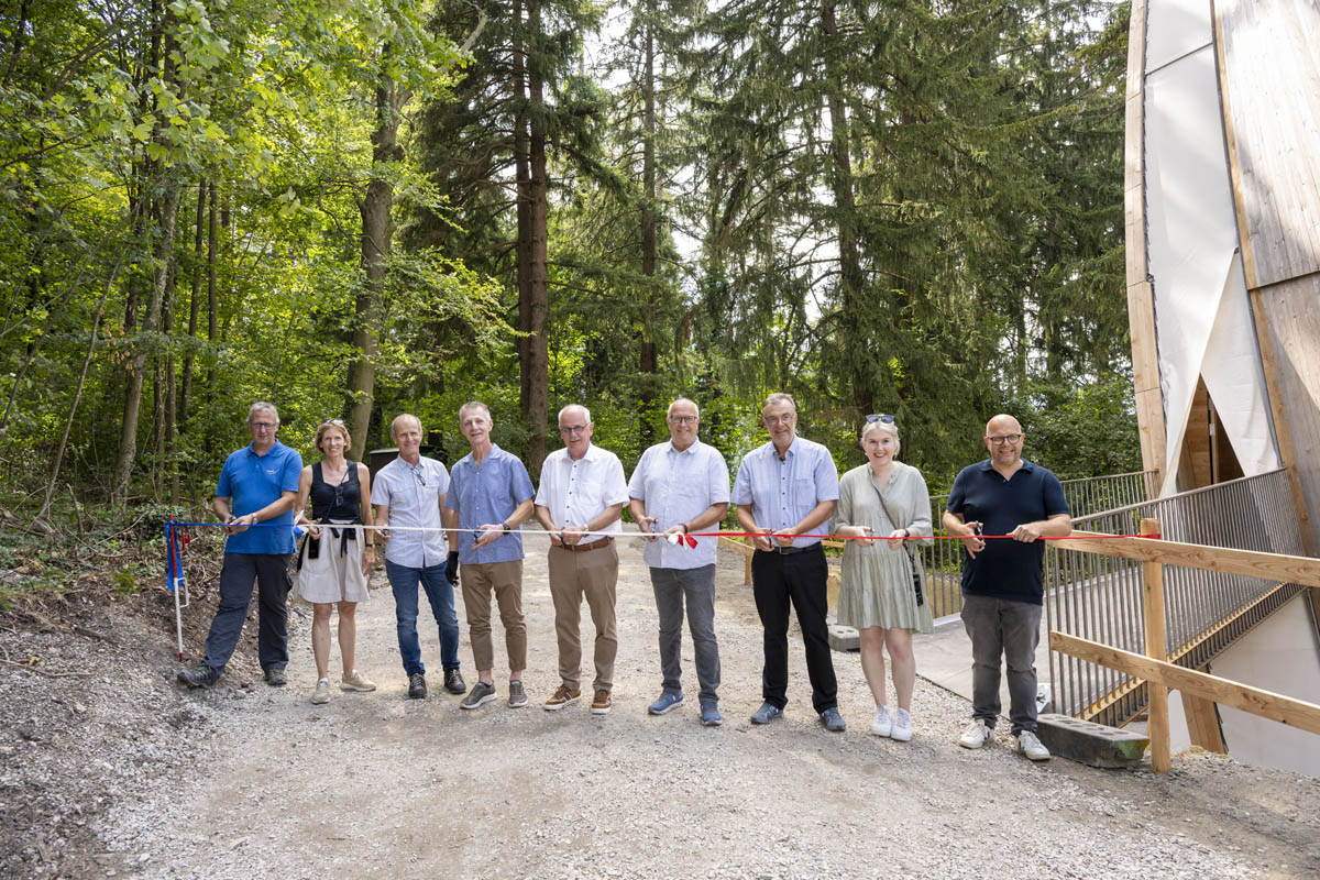  (v.l.) Gerhard Konrad, Joëlle Loos, Christoph Frommelt, Anton Frommelt, Gemeindevorsteher Daniel Hilti, Hubert Hilti, Alexander Batliner, Stefanie Verling, Martin J. Matt