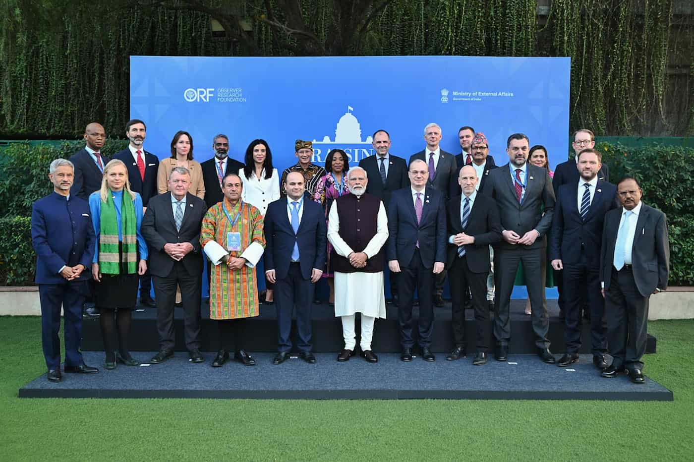 Der indische Premierminister Narendra Modi begrüsst die hochrangigen Teilnehmenden am Raisina Dialogue 2024 in Neu-Delhi. (Quelle: MEA India)