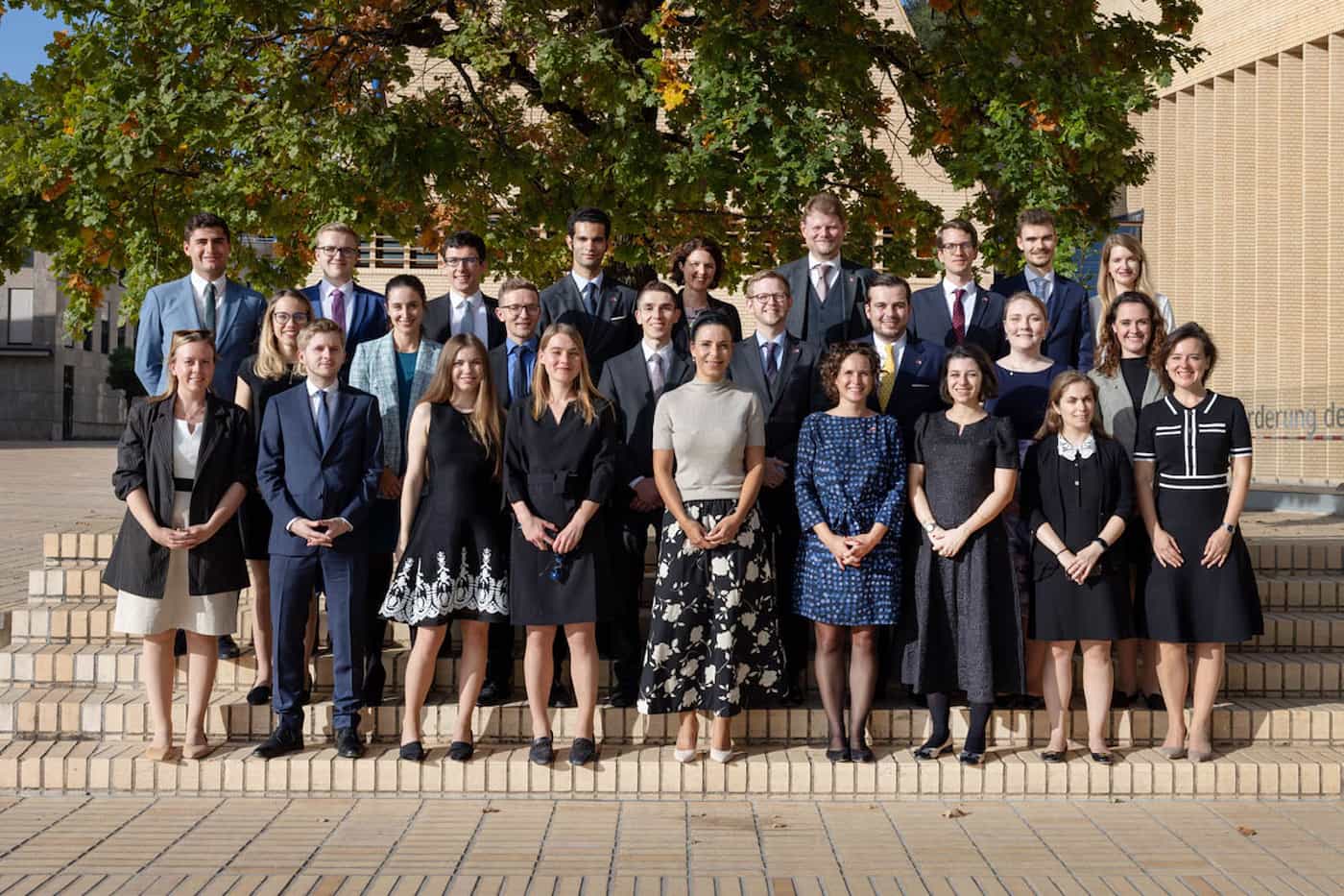 Gruppenfoto mit Regierungsrätin Dominique Hasler.