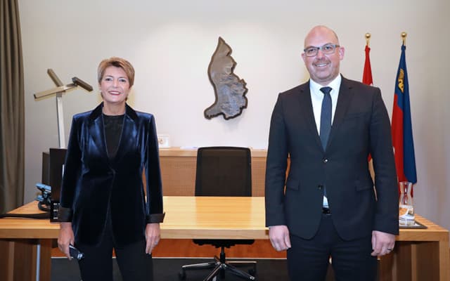 Vieraugengespräch von Bundesrätin Karin Keller-Sutter und Regierungschef Daniel Risch im Regierungsgebäude