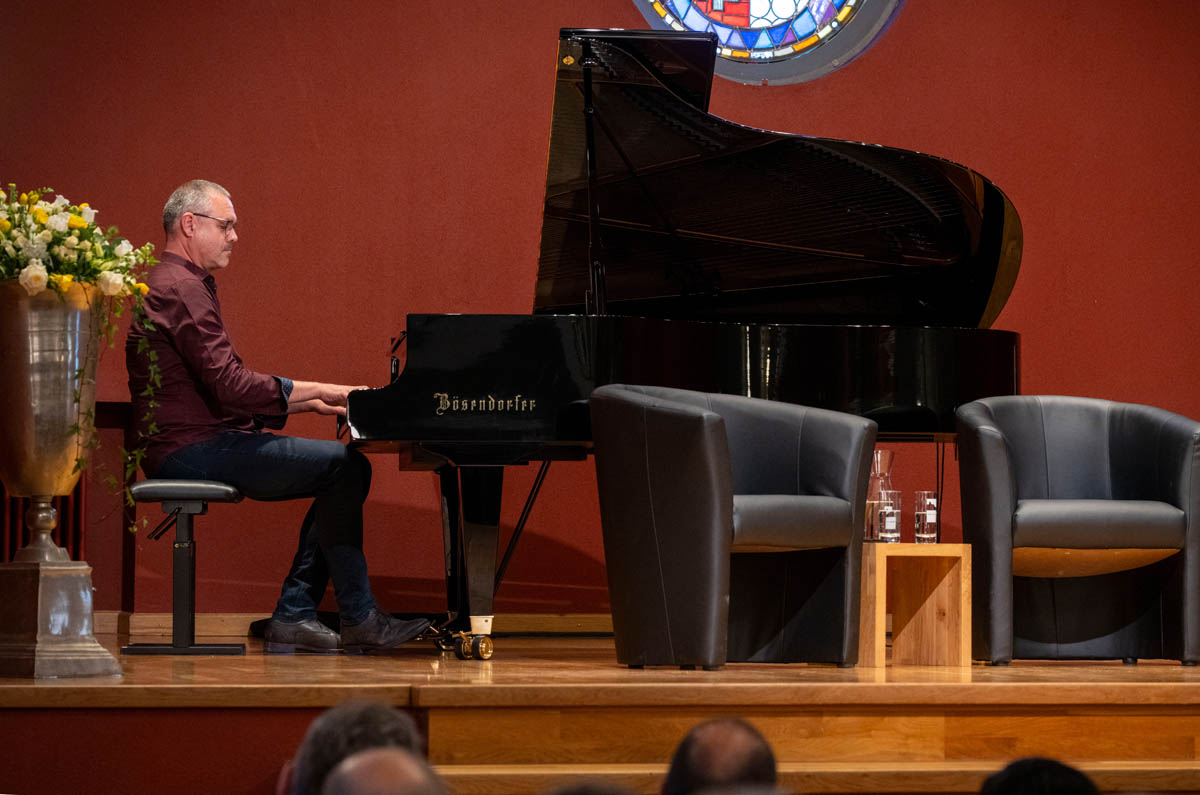 Stefan Frommelt umrahmte den Abend musikalisch
