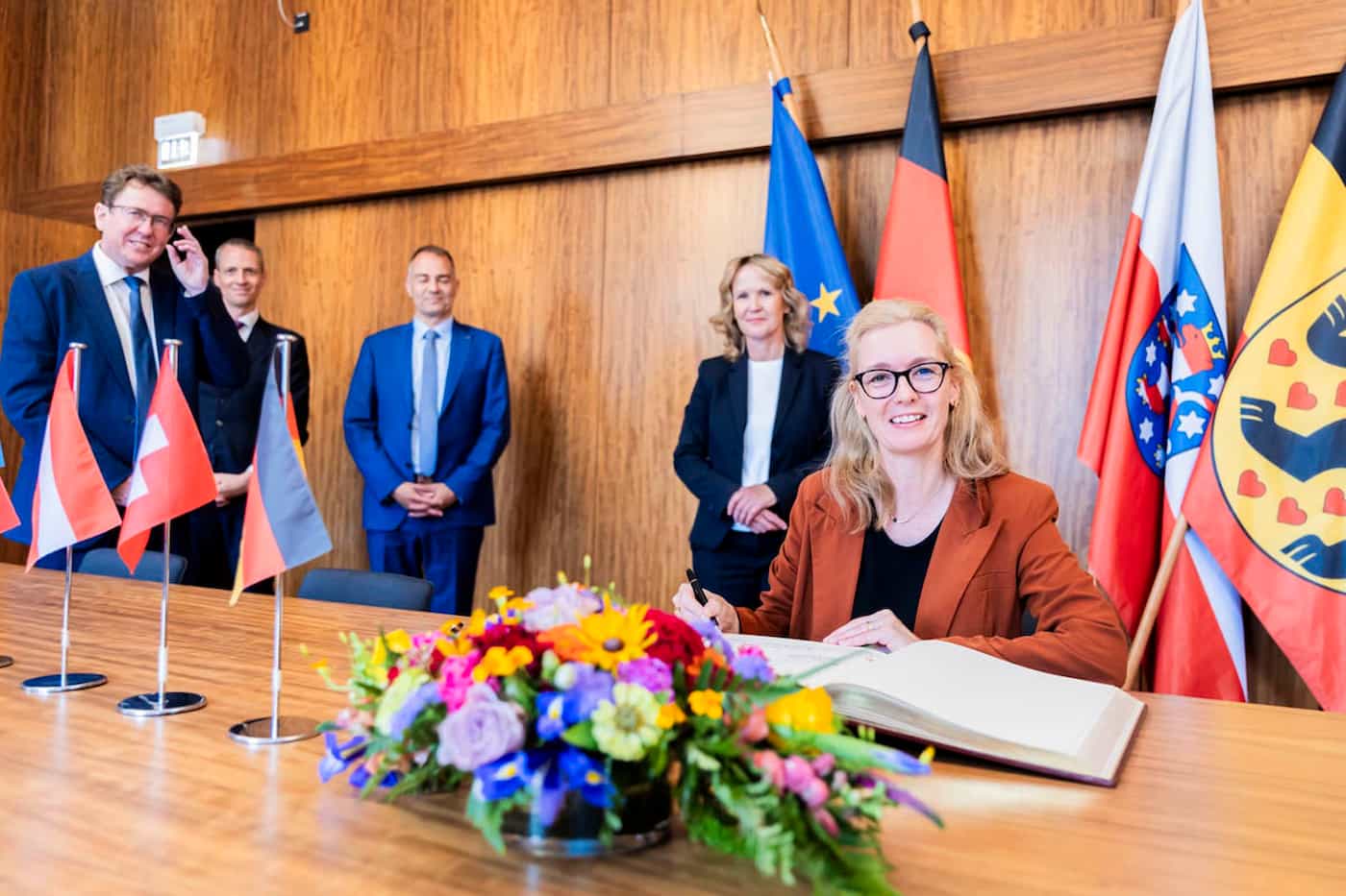 Regierungschef-Stellvertreterin und Umweltministerin Sabine Monauni trägt sich in das Goldene Buch der Stadt Weimar ein. (Quelle: Christoph Soeder)