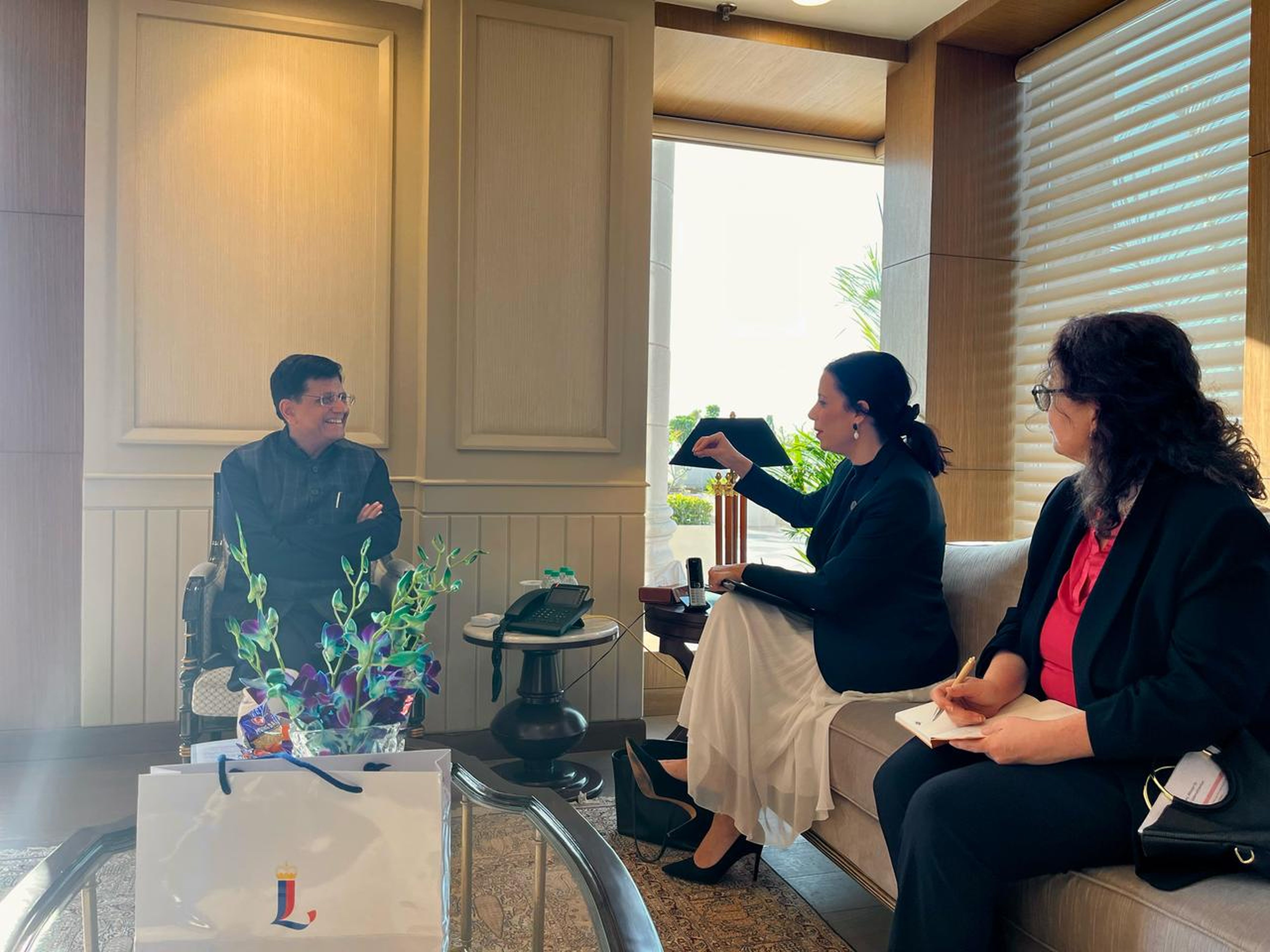 Aussenministerin Dominique Hasler mit dem indischen Handeslminister Piyush Goyal.