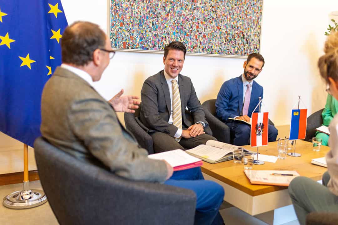 Bundesminister Johannes Rauch im Gespräch mit Regierungsrat Manuel Frick und Generalsekretär Martin Hasler.