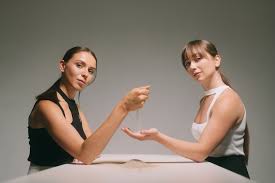 Surplus – Piano und Sand