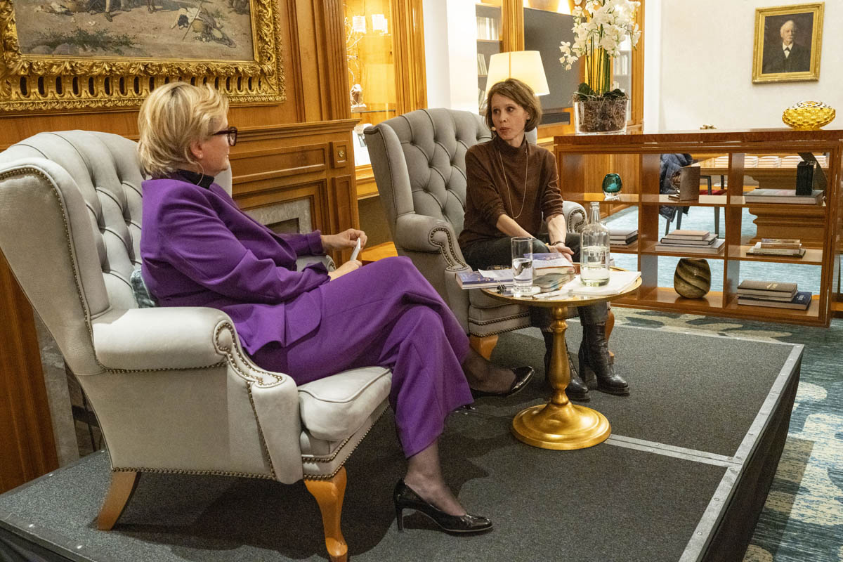Alexa Ritter im Gespräch mit Philosophin Barbara Bleisch / © exclusiv